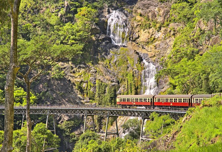 Kuranda scenic railway winding up the tracks мельбурн туры