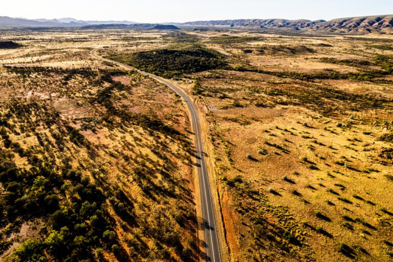 Road in the mountains of Northern Territory улуру австралия тур
