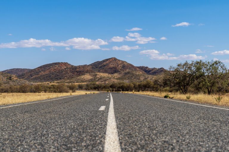 Outback road running towards mountain активные туры в австралию