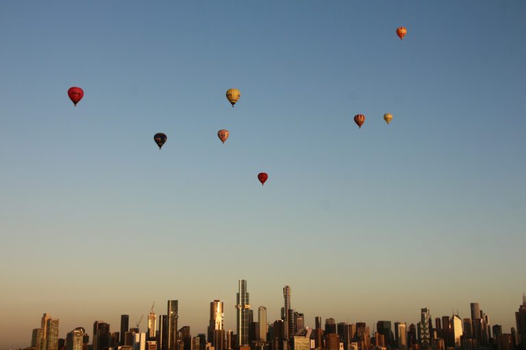 Hot air balloons over Melbourne skyline тур на большой барьерный риф